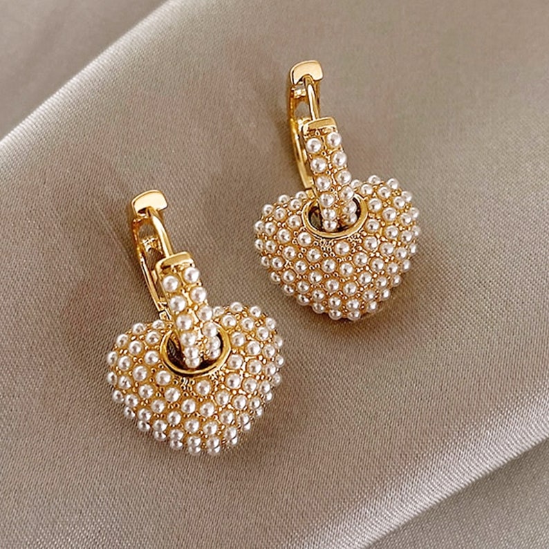 Dangling Heart Pearl Earrings